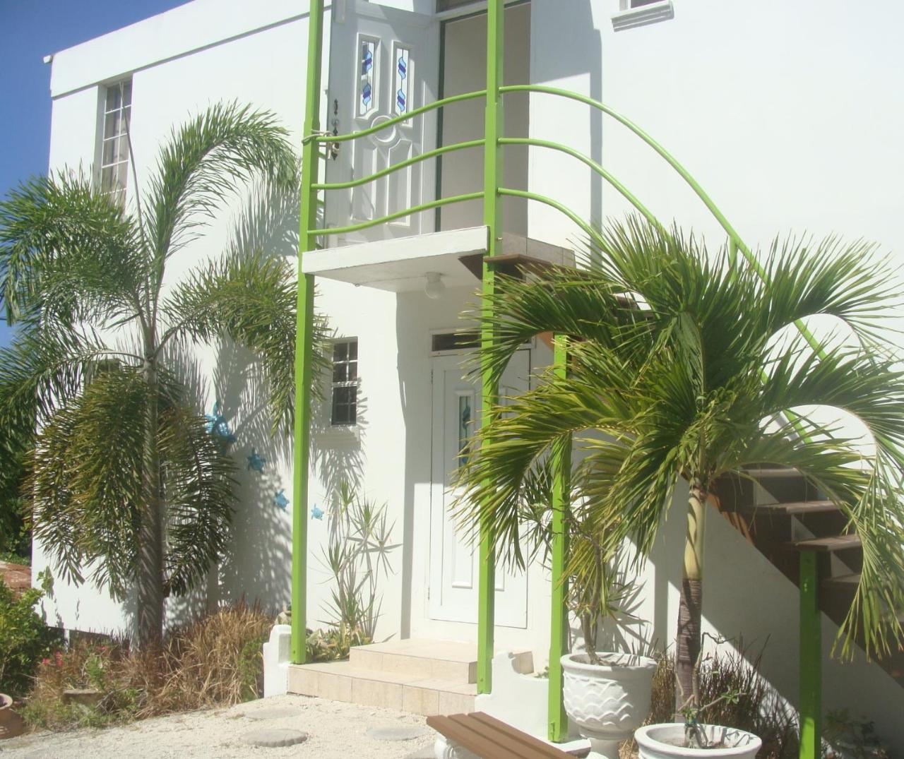 Coral Lane Beach Apartments セントジェームス エクステリア 写真